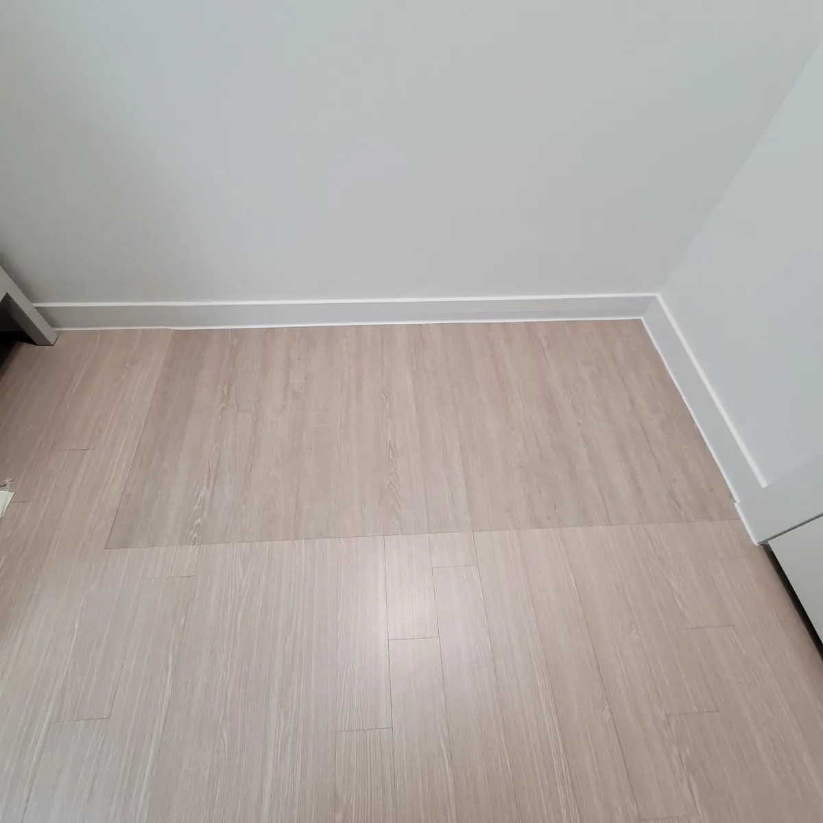 가구 철거 자리 강화마루 부분 시공 이후 방